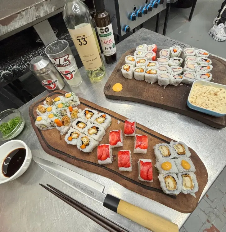 Dos tablas de sushi variadas preparadas en cocina